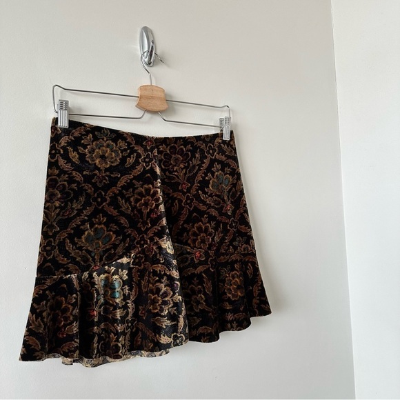 Urban Outfitters-Ecote Velvet Dark Floral Mini Skirt (Size:Medium) - Picture 5 of 9